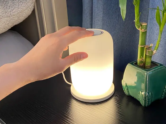 Đèn ngủ nên chọn màu gì để bạn dễ dàng đi vào giấc ngủ? 26 Sử dụng loại đèn có công tắc điều chỉnh mức độ sáng